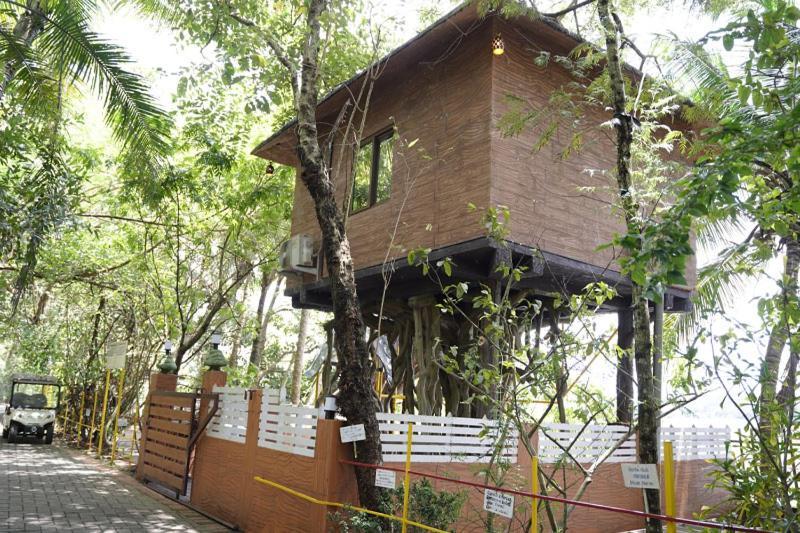 Mango Meadows Hotel Kottayam Bagian luar foto