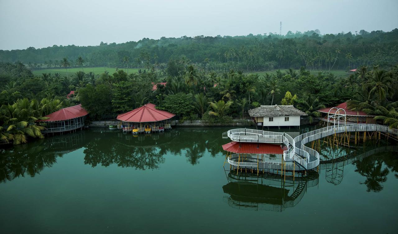 Mango Meadows Hotel Kottayam Bagian luar foto