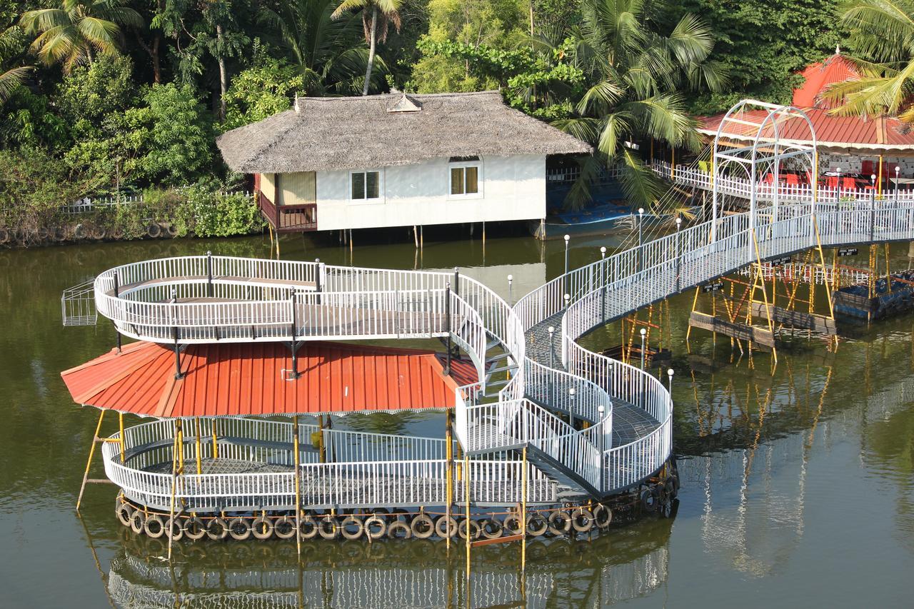 Mango Meadows Hotel Kottayam Bagian luar foto