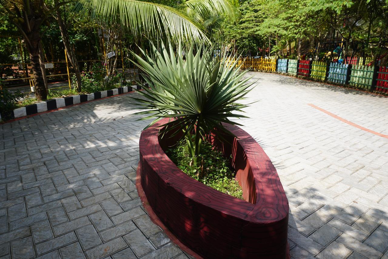 Mango Meadows Hotel Kottayam Bagian luar foto